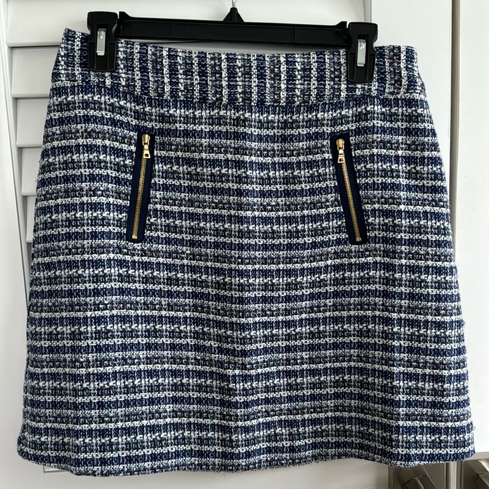 LOFT navy/white tweed mini skirt in size 4P in great condition